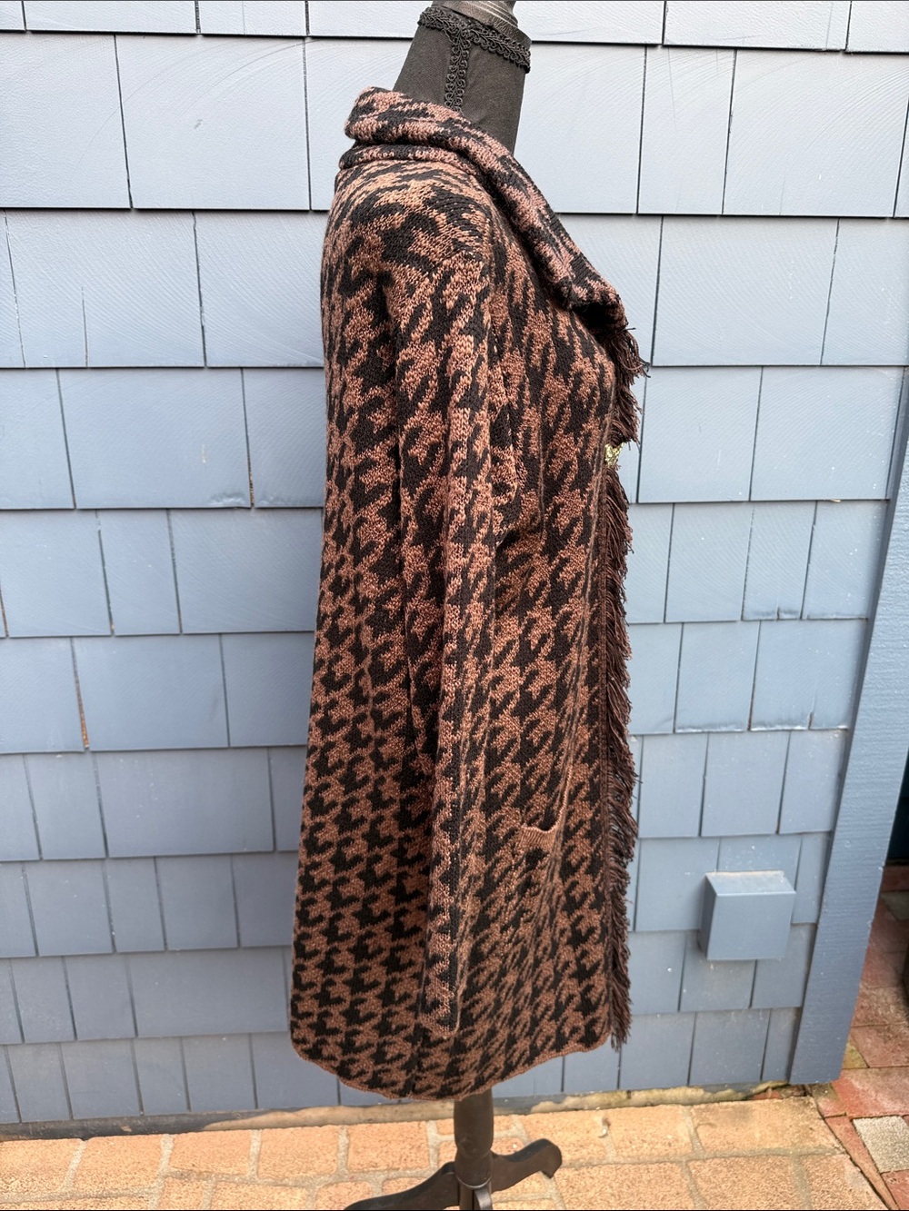 Gizeh Tricots L Houndstooth Fringe Knit Cartigan in Brown and Black warm - Picture 6 of 10